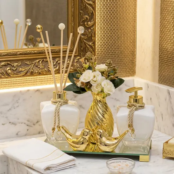 Kit Luxuoso Dourado Conjunto Banheiro + Bandeja Espelhada Lux,Vaso Enfeites + Kit Varetas Difusoras Decoração Lavabo Pia