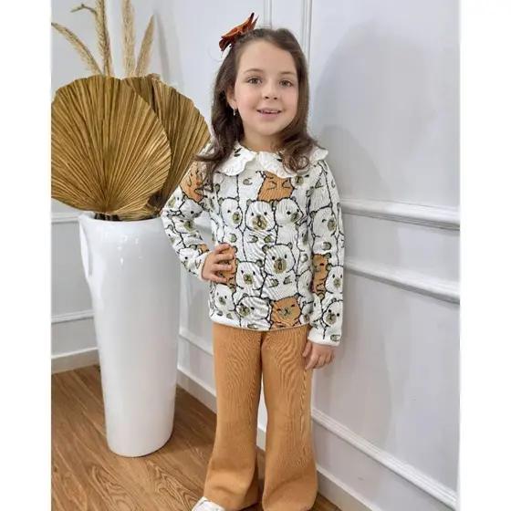 Conjunto Menina Infantil Tricot Capivara/Urso Gola Redonda Calça Flare Tricô