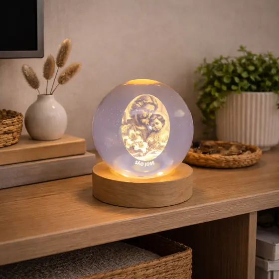 Luminária Mesa Bola de Cristal Luz LED Religiosa Católica com Base de Madeira Bivolt