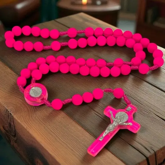 Terço de Mão Neon de Nossa Senhora Aparecida Contas de Rosas