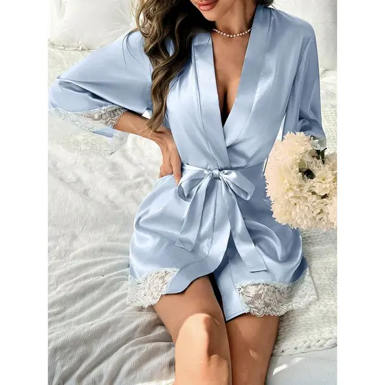 Robe Azul Sereno com Renda Branca: Elegância e Leveza para Seus Momentos