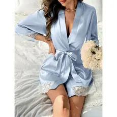 Robe Azul Sereno com Renda Branca: Elegância e Leveza para Seus Momentos