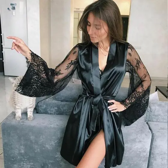 Robe de Cetim com Mangas em Renda