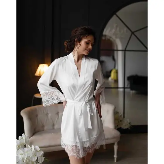 Robe de Cetim Luxuoso com Detalhes em Renda – Elegânte
