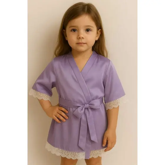 Robe Infantil de Cetim Lilás com Renda – Conforto e Elegância para Sua Pequena Princesa!