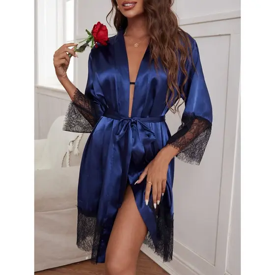 Robe Feminino em Cetim com Detalhes em Renda Preta