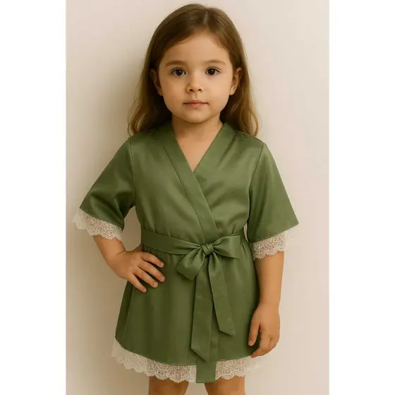 Robe Infantil de Cetim Verde Oliva com Renda Branca – Elegância e Conforto para Sua Pequena!