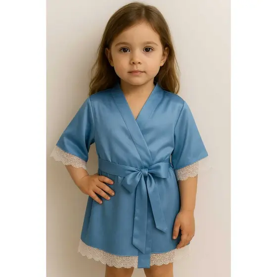 Robe Infantil de Cetim Azul Bebê com Renda Branca – Doçura e Conforto para Sua Pequena!