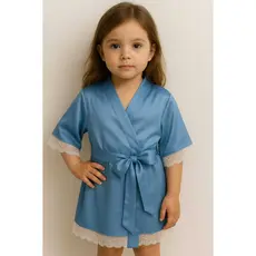 Robe Infantil de Cetim Azul Bebê com Renda Branca – Doçura e Conforto para Sua Pequena!