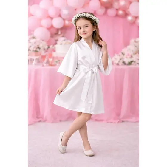 Robe Infantil Branco de Cetim com Manga Flare e Faixa para Amarrar - Perfeito para Festas e Casamentos