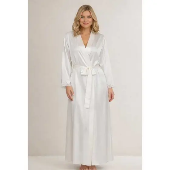 Robe Longo de Cetim Branco Chiquissimo com Detalhe em Renda