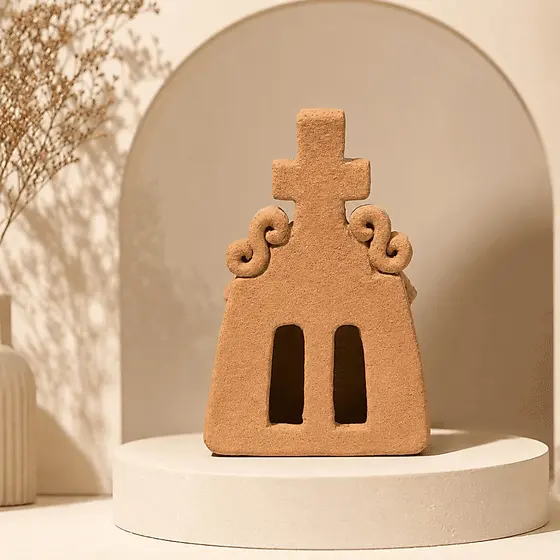 IGREJINHA DE BARRO ARTESANAL 10 CM – DECORAÇÃO RELIGIOSA FÉ, ACOLHIMENTO E ESPIRITUALIDADE EM UMA PEÇA FEITA À MÃO
