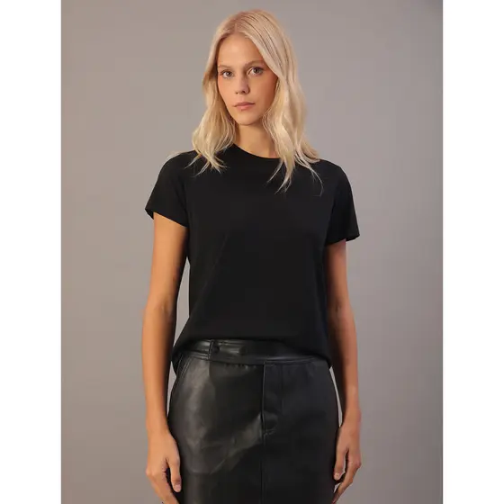 Camiseta Feminina Essentials Estampa na Barra Calvin Klein Jeans - Preto