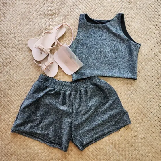 Brechó, conjunto de malha brilhosa, sandália rosa, sandália borracha.