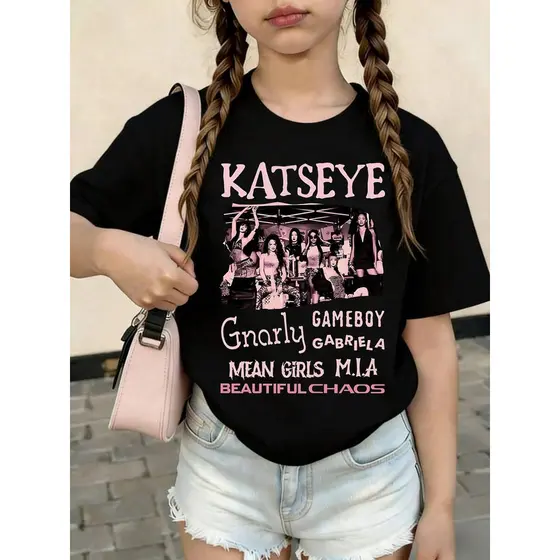 Camiseta Masculina Feminina Oversized Estampa Katseye Foto Preto Branco Letras Rosa Gnarly Beautiful Chaos