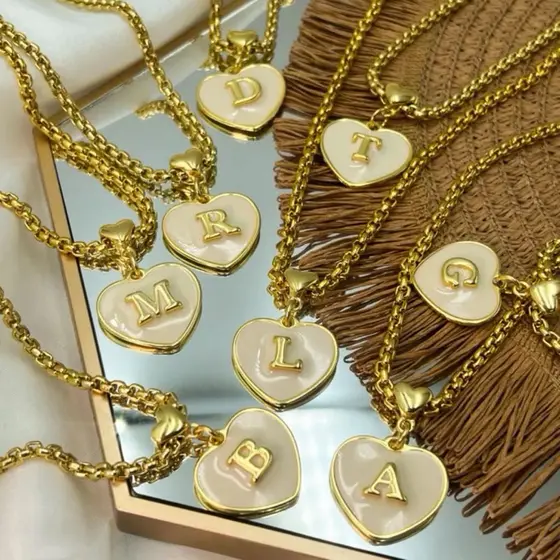 Colar semijoia banhado ouro 18K pingente coração resinado