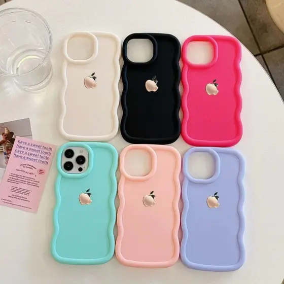 Capa Ondulada Capinha Para iPhone 16 15 14 Plus 13 12 11 17 Air Pro Max XR Com Logotipo De Metal De Silicone