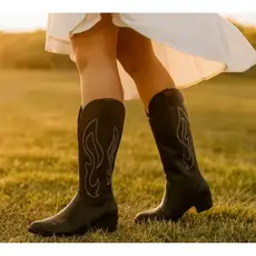 Bota Feminina Texana Cano Alto com Bordado Intrincado em Couro Ecológico