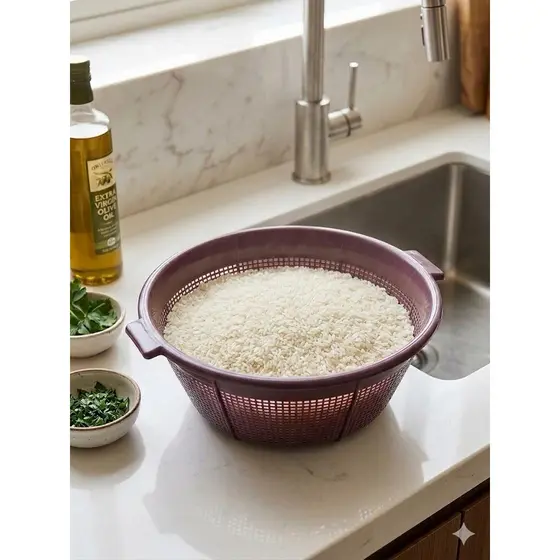 Kit com 2 Escorredores de Arroz e Macarrão em Plástico Atóxico Cores Variadas de Alta Resistência.