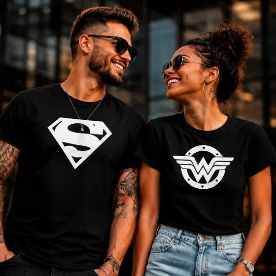 Kit Casal 2 Camisetas Super.Man & Maravilha | 100% Algodão