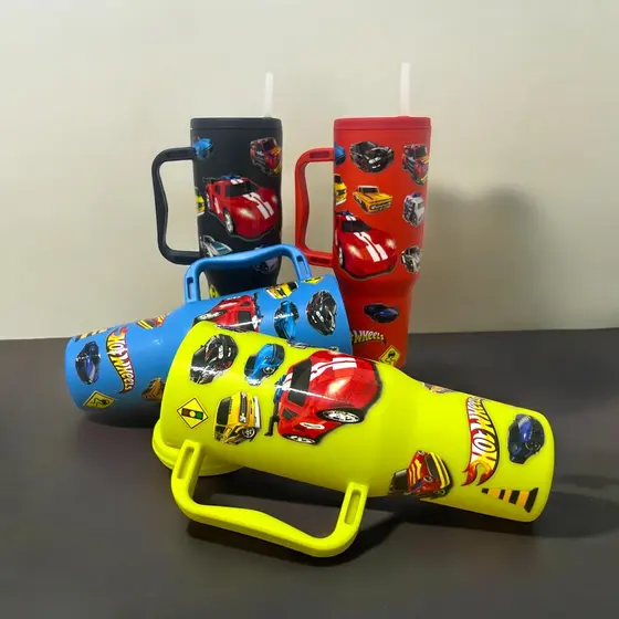 Copo com Canudo Hot Wheels - Aventura Sobre Rodas! 1200ml Em Policarbonato + Brinde