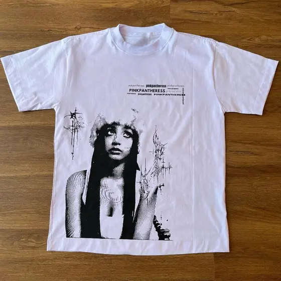 Camiseta Unissex Oversized Pinkpantheress alta qualidade y2k [Camiseta Premium em Algodão Puro]SIS