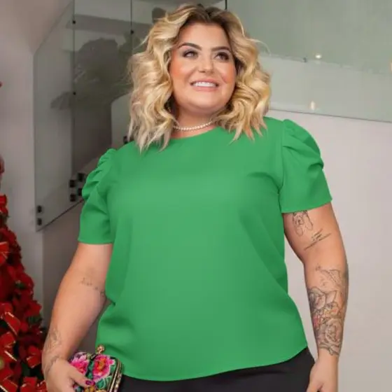 Blusa com detalhe na manga princesa tendência moda evangélica plus size tecido moda casual