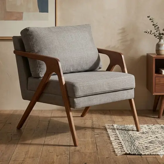 Poltrona Decorativa Mona em Linho de Luxo - Pés em Madeira - Equilíbrio Perfeito entre Textura Suave e Base Natural
