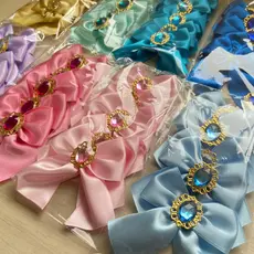 Laço Pronto em Cetim 38 mm com Chaton Central e Medalha Festa Lembrancinhas Personalizados de Luxo