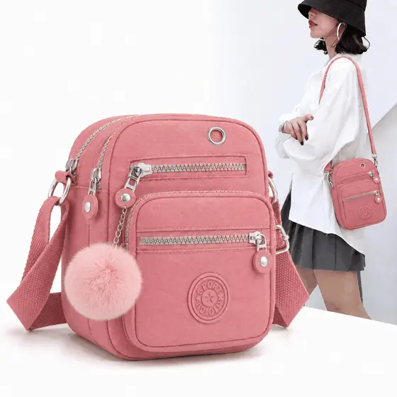 Bolsa Feminina Nylon Impermeável Com Pompom Casual Vira Mochila Transversal Tiracolo Leve Alça