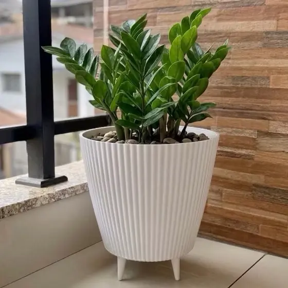 Vaso para Planta Canelado Moderno com Pezinhos Design Moderno 28x26x18