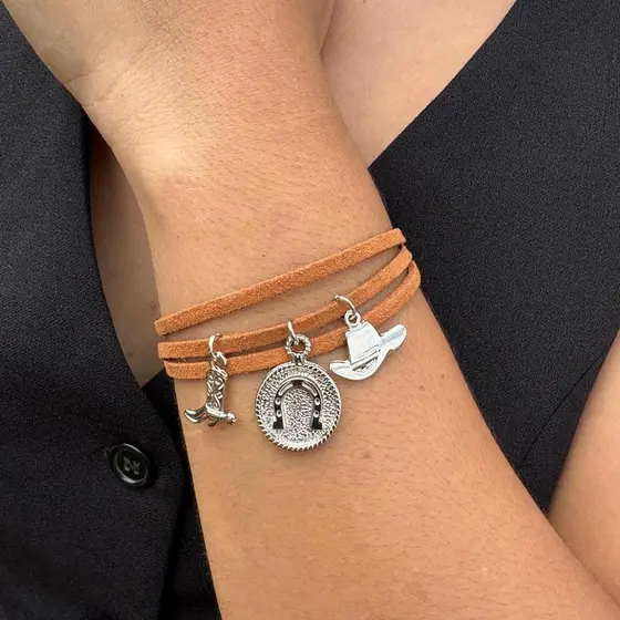 Pulseira fio triplo pingentes bota ferradura e chapéu estlilo boho country sertanejo rodeio