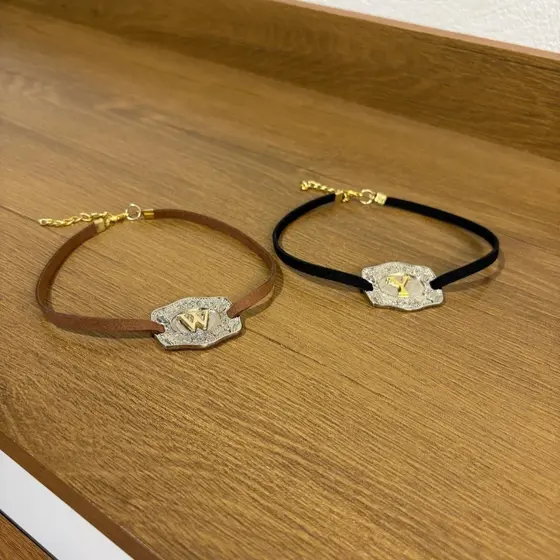 Choker fivela fio liso personalizada letra dourada