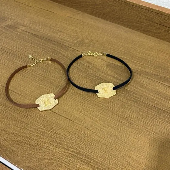 Choker fivela e letra dourada cordão liso