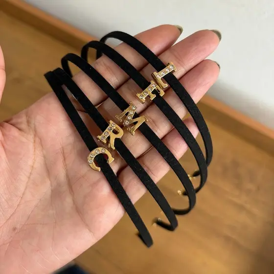 Colar letra fio camurça preto personalizado