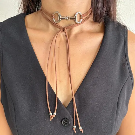 Colar country choker bridão prateado longo inspiração Ana Castela
