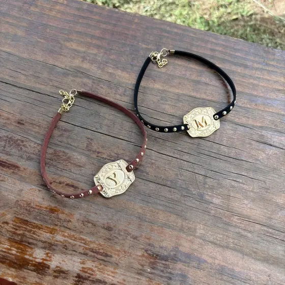 Choker fivela e letra dourada personalizada fio bolinhas country