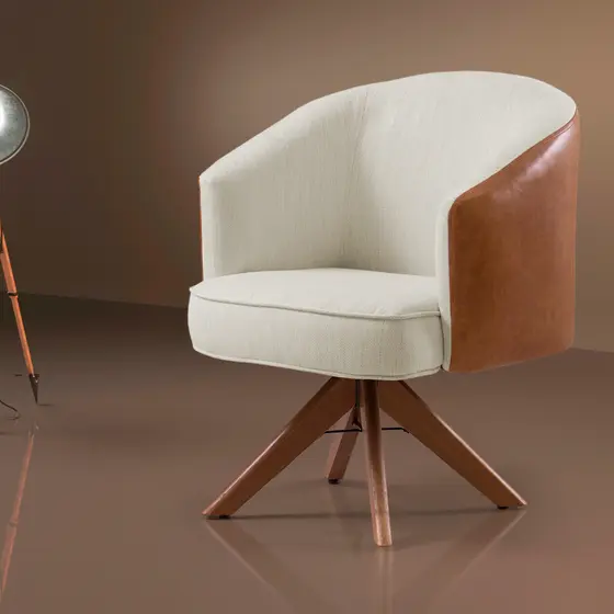 Poltrona Julia com Base Giratória de Madeira – Elegante e Confortável para Sala