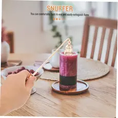 Um elegante extintor de velas, adequado para apagar pavios; um acessório de decoração único para a casa.