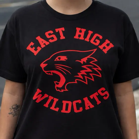 Camiseta Estampada East High Wildcats Preta | Estampada Vermelha Premium | Algodão Confortável Unissex