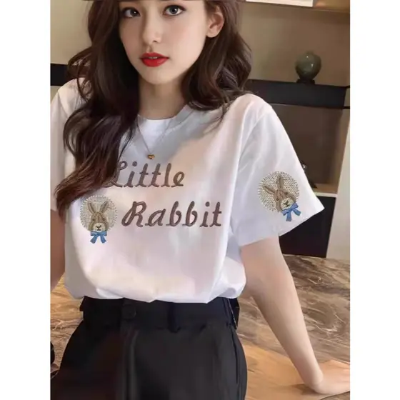 Camiseta feminina branca de manga curta de algodão puro com gola redonda estampada
