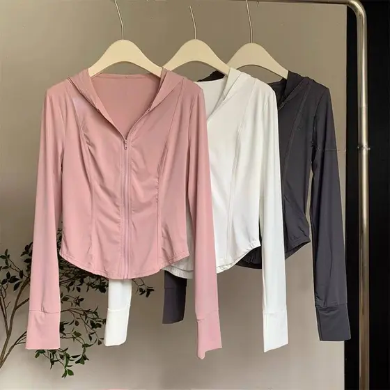Top esportivo feminino novo, material seda de gelo anti-UV, super fino e levemente transparente, manga comprida ajustada