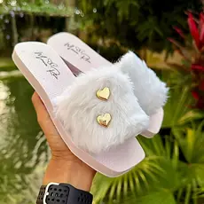 Chinelo Slide Feminino Pelucia Coração Sandalia Pelinhos blogueiras Moda Influencers Rasteira Pelo