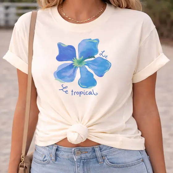 Camiseta Feminina Estampada Flor Azul Tropical Le Tropical Tumblr Casual Algodão Confortável T-Shirt Feminina