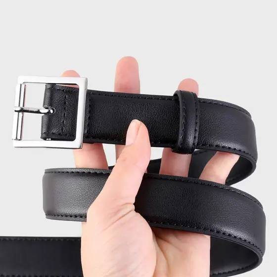 Cinto de couro feminino, estilo simples e despojado, equipado com fivela dourada, multifuncional e elegante, é um cinto