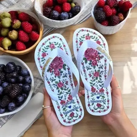 Chinelo de tira feminino moda tropical com conforto premium solado flexível para rotina e lazer