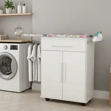 Mesa de passar roupa com cabideiro, gaveta, portas e prateleira interna.
