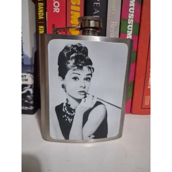 Cantil - porta-whisky - garrafa - porta bebidas AUDREY HEPBURN  BONEQUINHA DE LUXO- aço inox presente rock música cinema