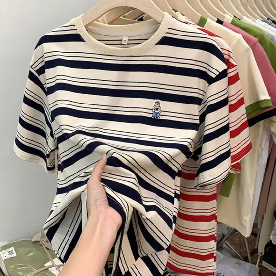 Camiseta listrada feminina de manga curta 2024 verão novo estilo urso bordado solto meia manga Casual estudante em torno