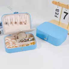 Caixa de joias portátil multifuncional em couro com compartimentos duplos para armazenamento prático de joias.